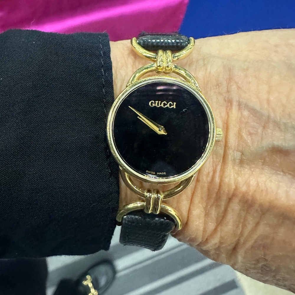 Gucci Black and Gold plated ladies watch.  Quartz movement